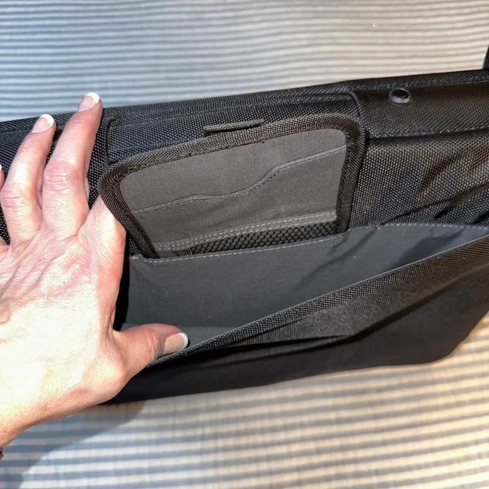 Targus Safe Port‎ Protection Laptop Messenger Bag Black Ballistic Nylon 16in